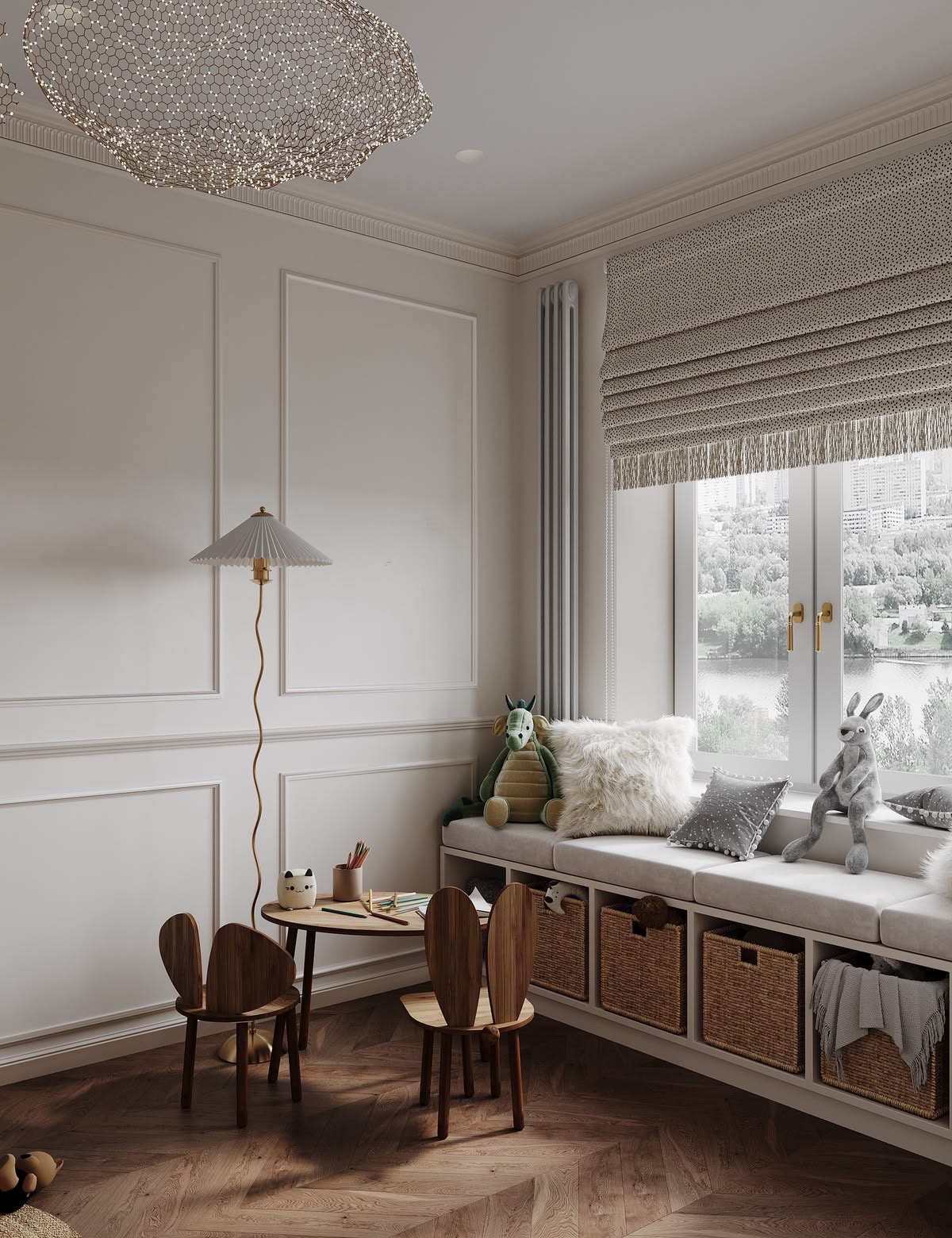 Jasne wnętrze pokoju dziecięcego z drewnianą podłogą w jodełkę, okno z roletą rzymską, siedzisko z koszami i zabawkami. Dekoracyjna lampa sufitowa.