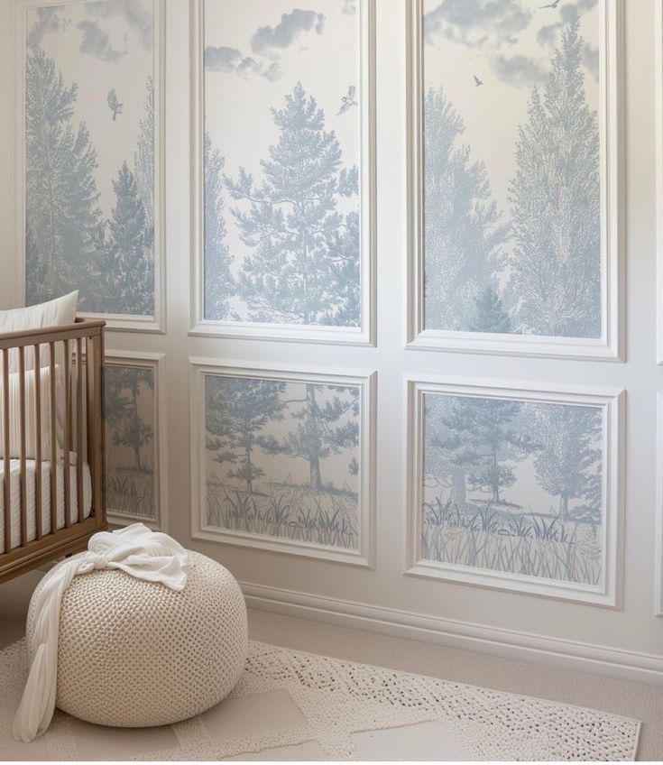 Pokój dziecięcy z dekoracyjnymi panelami ściennymi w stylu leśnym, kremowy puf i dywanik, łóżeczko dziecięce z boku. Subtelna elegancja.