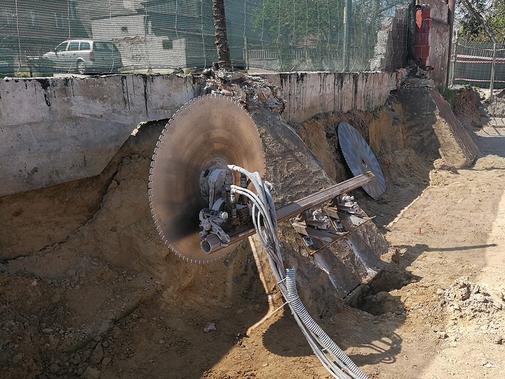 Cięcie stóp fundamentowych w Prochowicach