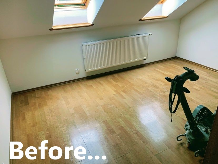Pokój na poddaszu z parkietem przed cyklinowaniem, widoczna maszyna do cyklinowania i tekst 'Before...' nałożony na obraz.
