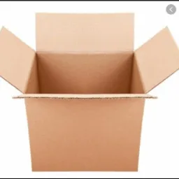 Otwarty, pusty karton z brązowej tektury falistej, widok z przodu, białe tło.