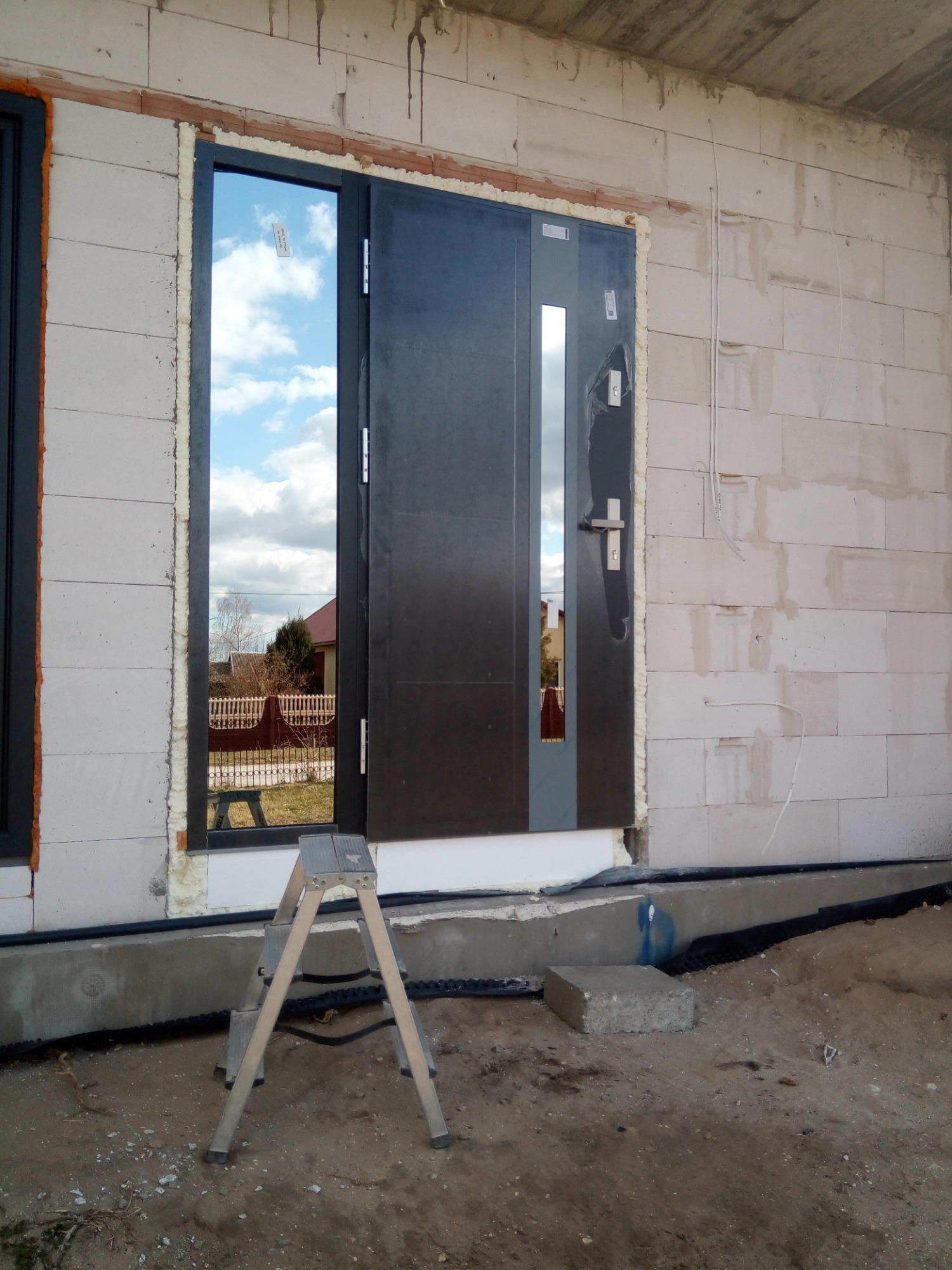 Montaż drzwi na stopach z doświetleniem