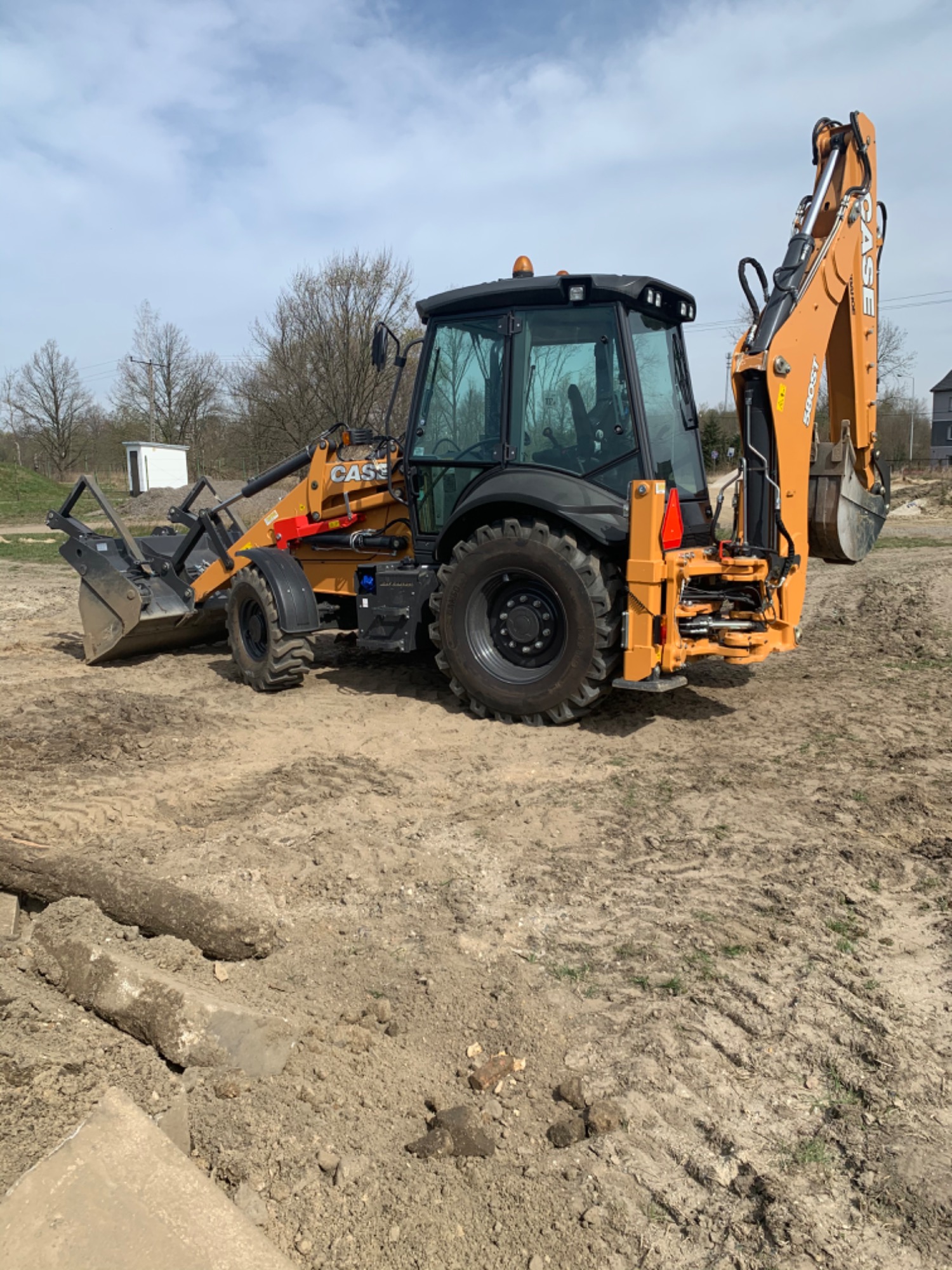 Prace ziemne koparko- ładowarką