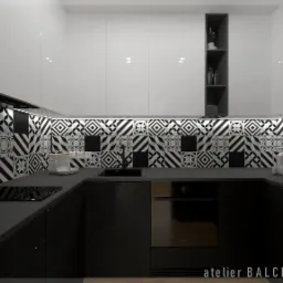 Wizualizacja kuchni w czerni i bieli z geometrycznym wzorem płytek nad blatem, oświetleniem LED podszafkowym i zabudową meblową z połyskiem.