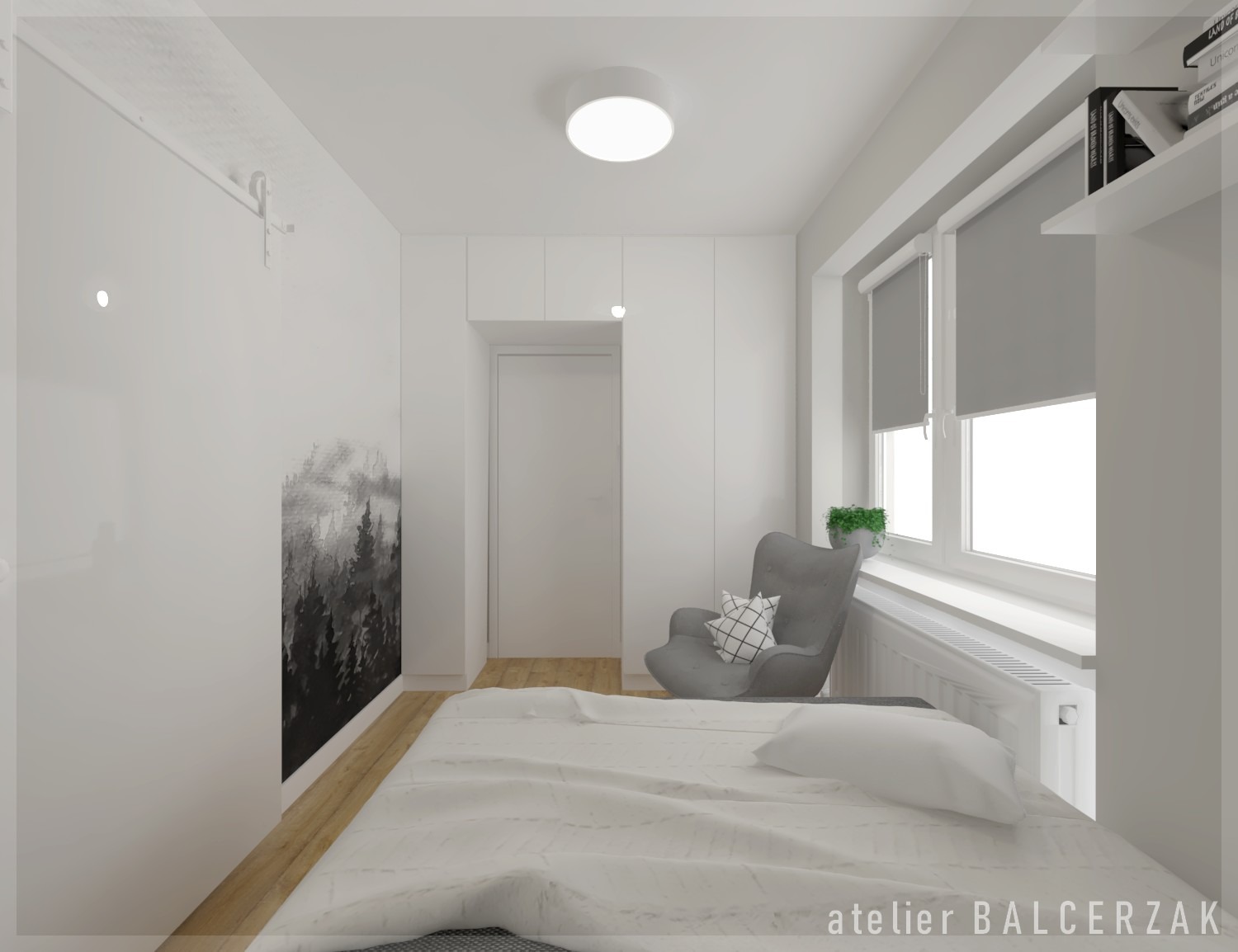 Jasna sypialnia z łóżkiem, szarym fotelem przy oknie z roletami i grafiką leśną na ścianie szafy przesuwnej.