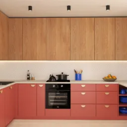 Wizualizacja kuchni z koralowymi szafkami dolnymi i drewnianymi górnymi, białą mozaikową ścianą, czarnym piekarnikiem i elementami dekoracyjnymi jak owoce i naczynia.