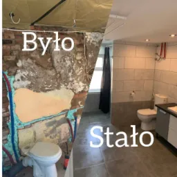 Porównanie stanu łazienki przed i po remoncie: surowa cegła i instalacje w pianie montażowej kontra wykończone płytki, armatura i meble łazienkowe.