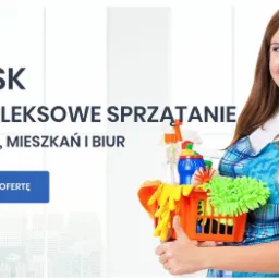 Uśmiechnięta kobieta w niebieskim fartuchu prezentuje koszyk z akcesoriami do sprzątania na tle tekstu reklamowego i okien biurowca.