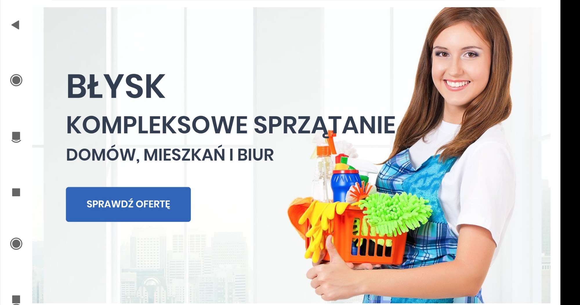 Uśmiechnięta kobieta w niebieskim fartuchu prezentuje koszyk z akcesoriami do sprzątania na tle tekstu reklamowego i okien biurowca.