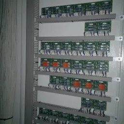 Rozdzielnica elektryczna z modułami sterującymi, widoczne przewody i zabezpieczenia, realizacja w Częstochowie.