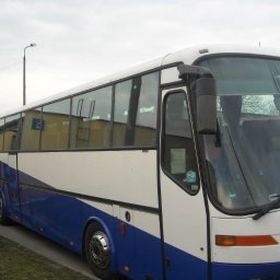 Bova
70 miejsca + 1 kierowca,
klimatyzacja
siedzenia odchylane z pasami
DVD
lodówka
indywidualne oświetlenie
nawiewy
bar
toaleta