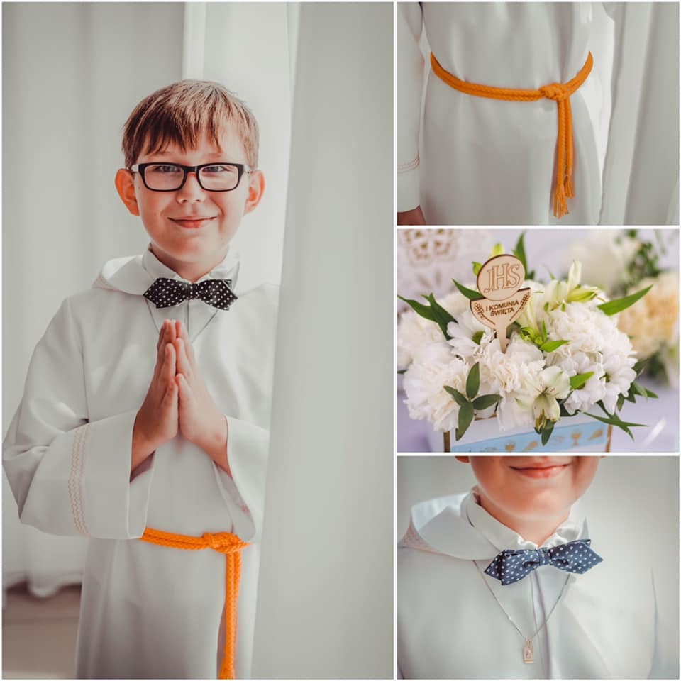 Kolaż zdjęć z Pierwszej Komunii Świętej: uśmiechnięty chłopiec w albie z pomarańczowym sznurem i muchą w kropki, bukiet białych kwiatów z drewnianym napisem IHS, zbliżenie na muchę i medalik.