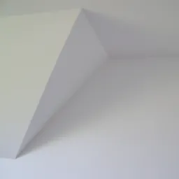 Spojrzenie w górę na biały sufit z geometrycznym załamaniem, tworzącym trójkątny kształt z cieniem.