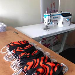 Maseczki z nadrukiem firmowym.