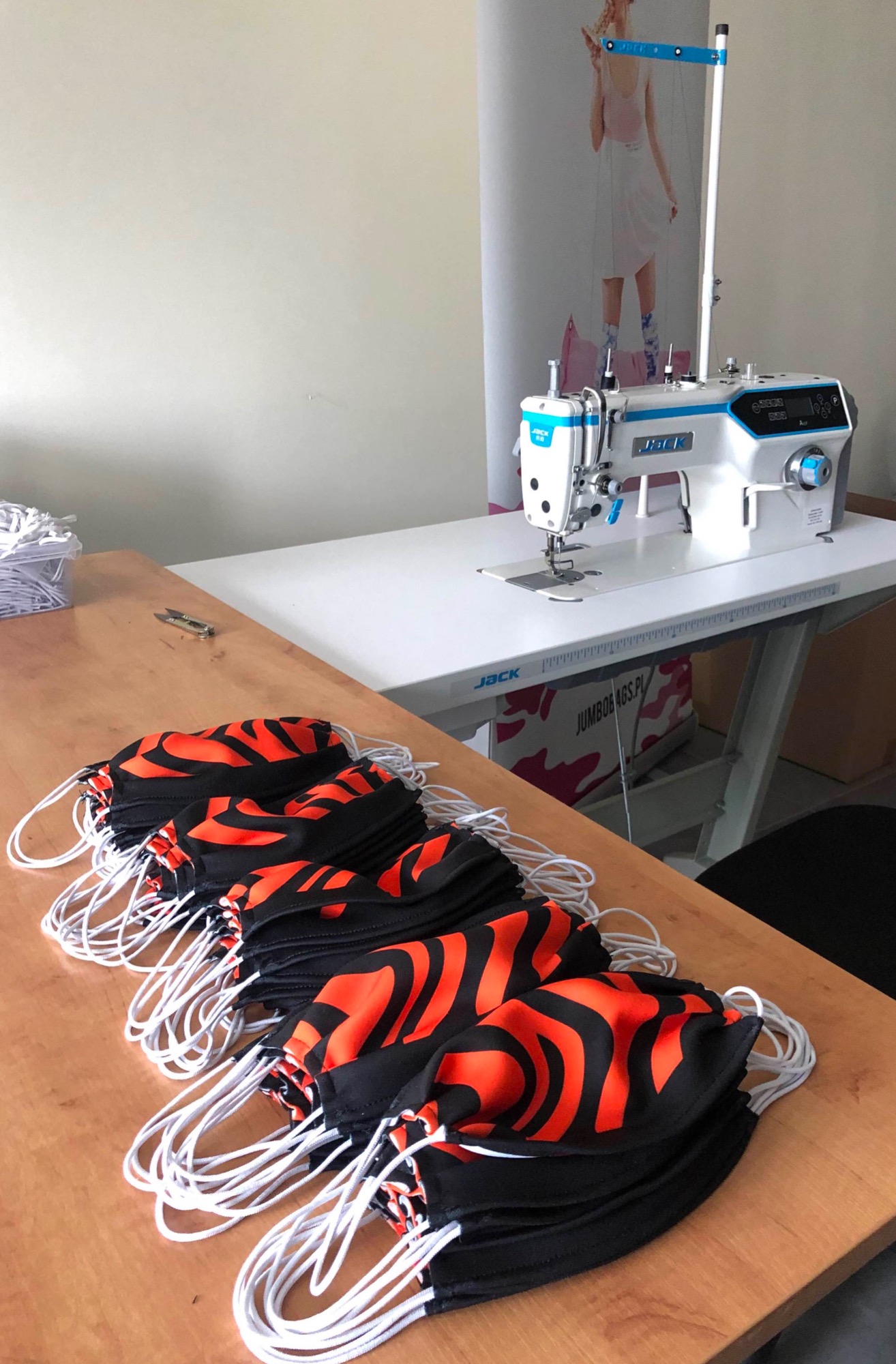 Maseczki z nadrukiem firmowym.