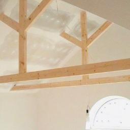 Poddasze wymagające specjalnej konstrukcji zapobiegającej pękaniu i umożliwiającej pracy drewna konstrukcyjnego dachu