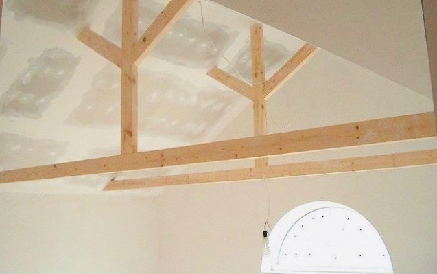 Poddasze wymagające specjalnej konstrukcji zapobiegającej pękaniu i umożliwiającej pracy drewna konstrukcyjnego dachu