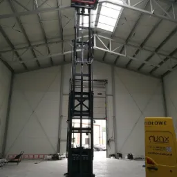 MC15 - wózek 3-kierunkowy wysokiego składu, wysokość podnoszenia do 10m.