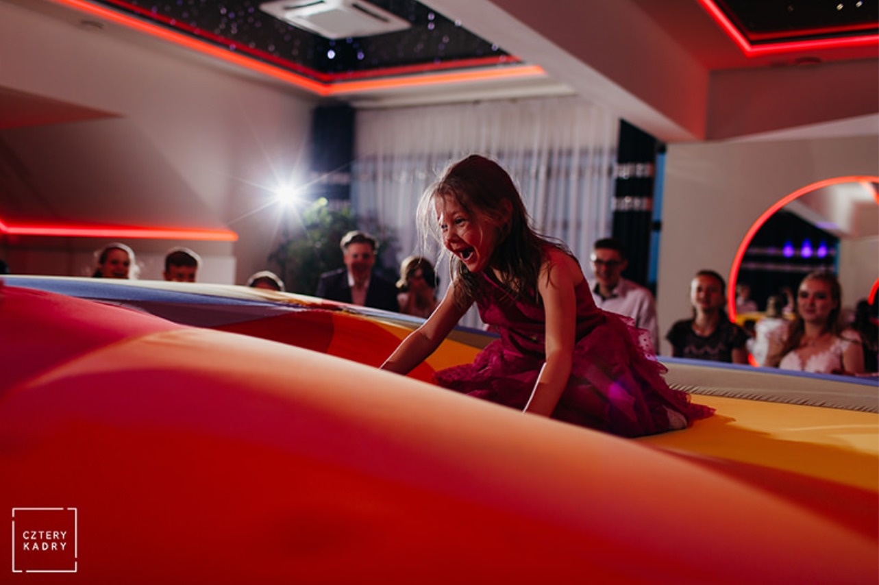 Chusta animacyjna angażująca dzieci i dorosłych