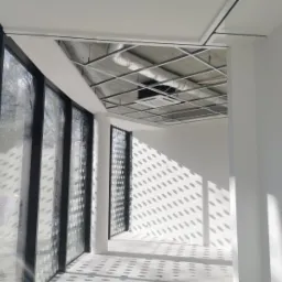 Połączenie sufitu podwieszanego ściany przesuwnej oraz sufitu kasetonowego.