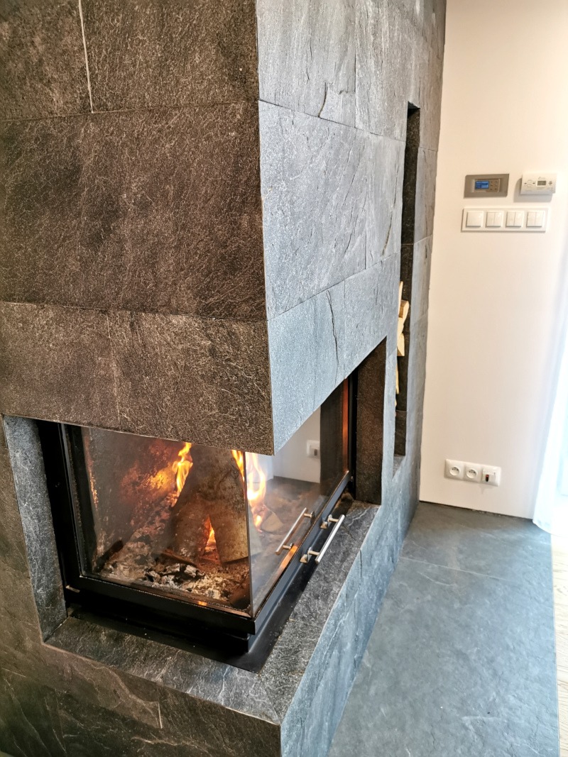 Zabudowa kominka, wykończenie łupek naturalny