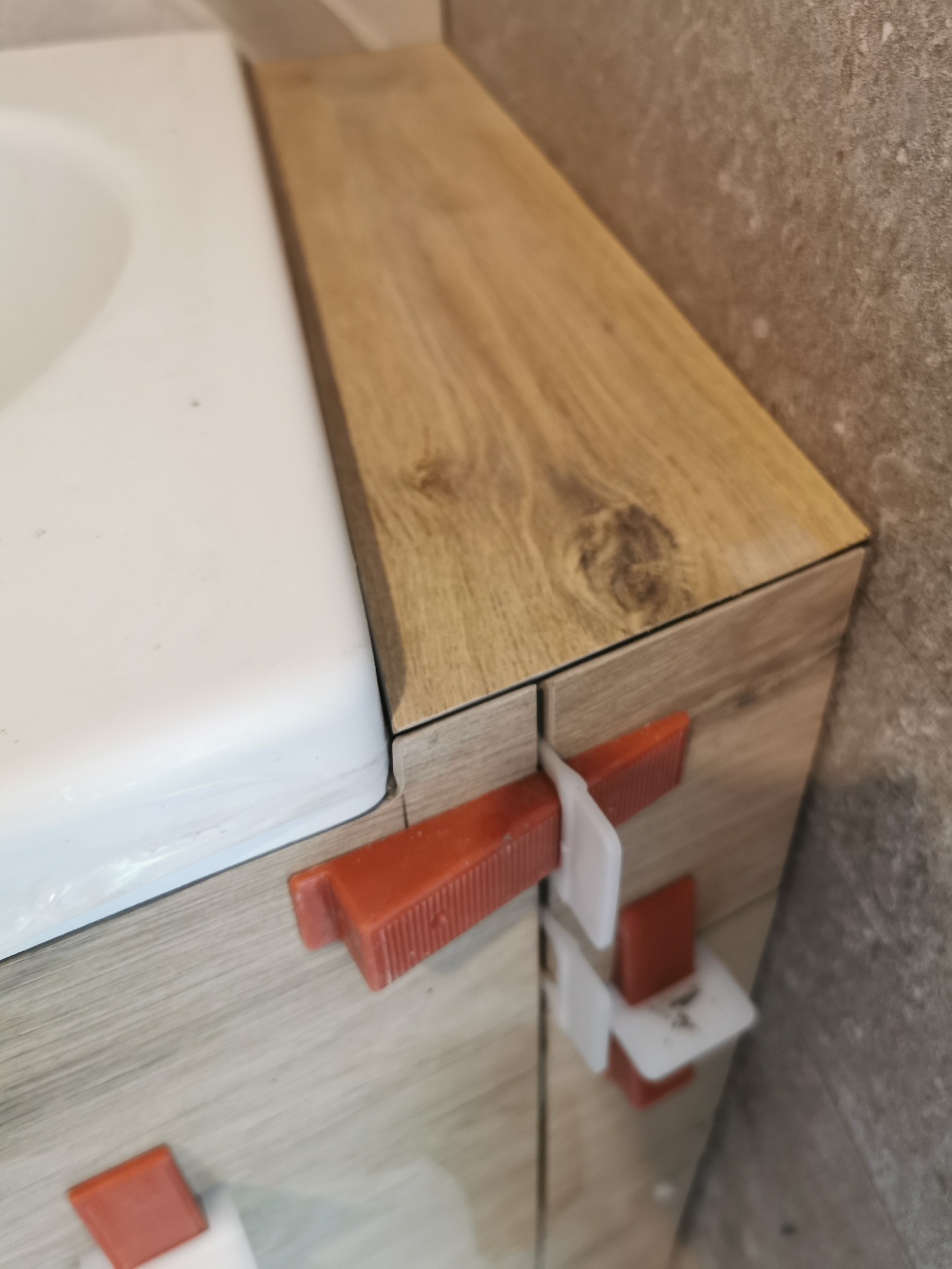 Damy rade z precyzyjnymi docinkami.