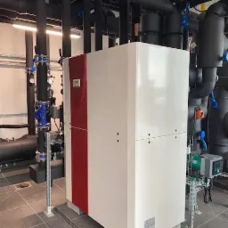 Gruntowa rewersyjna pompa ciepła do grzania i chłodzenia o mocy 130 kW