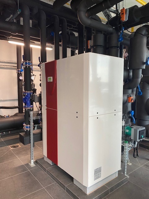 Gruntowa rewersyjna pompa ciepła do grzania i chłodzenia o mocy 130 kW