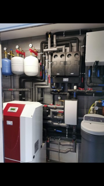 Gruntowa pompa ciepła ze stacją pasywnego chłodzenia o mocy 14 kW