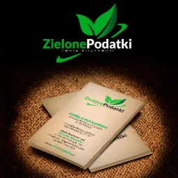 Dwie wizytówki biura rachunkowego 'Zielone Podatki' ułożone na tle z juty. Wizytówki zawierają logo firmy z zielonymi liśćmi i dane kontaktowe.