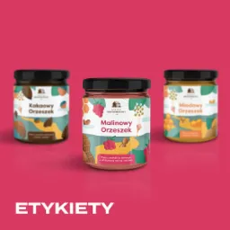 Trzy słoiki past orzechowych z etykietami w pastelowych kolorach: kakaowej, malinowej i miodowej, na różowym tle z napisem 'ETYKIETY'.