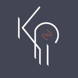 Abstrakcyjne logo z białych linii tworzących litery K i P oraz pomarańczowy symbol wewnątrz półkola na ciemnoszarym tle.