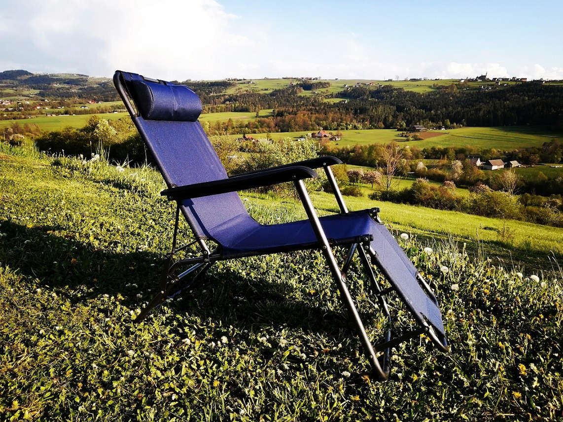 Leżaki ogrodowe o różnych kolorach. Rozkładany do poziomu płaskiego. Zagłówek zdejmowany ,