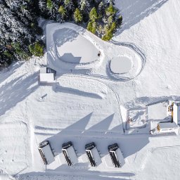 Zimowe zdjęcia z drona domków na wynajem