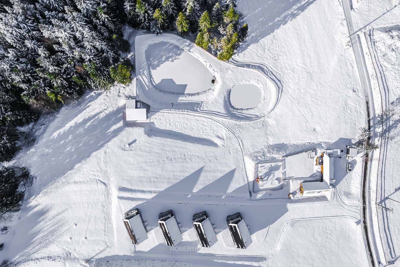 Zimowe zdjęcia z drona domków na wynajem