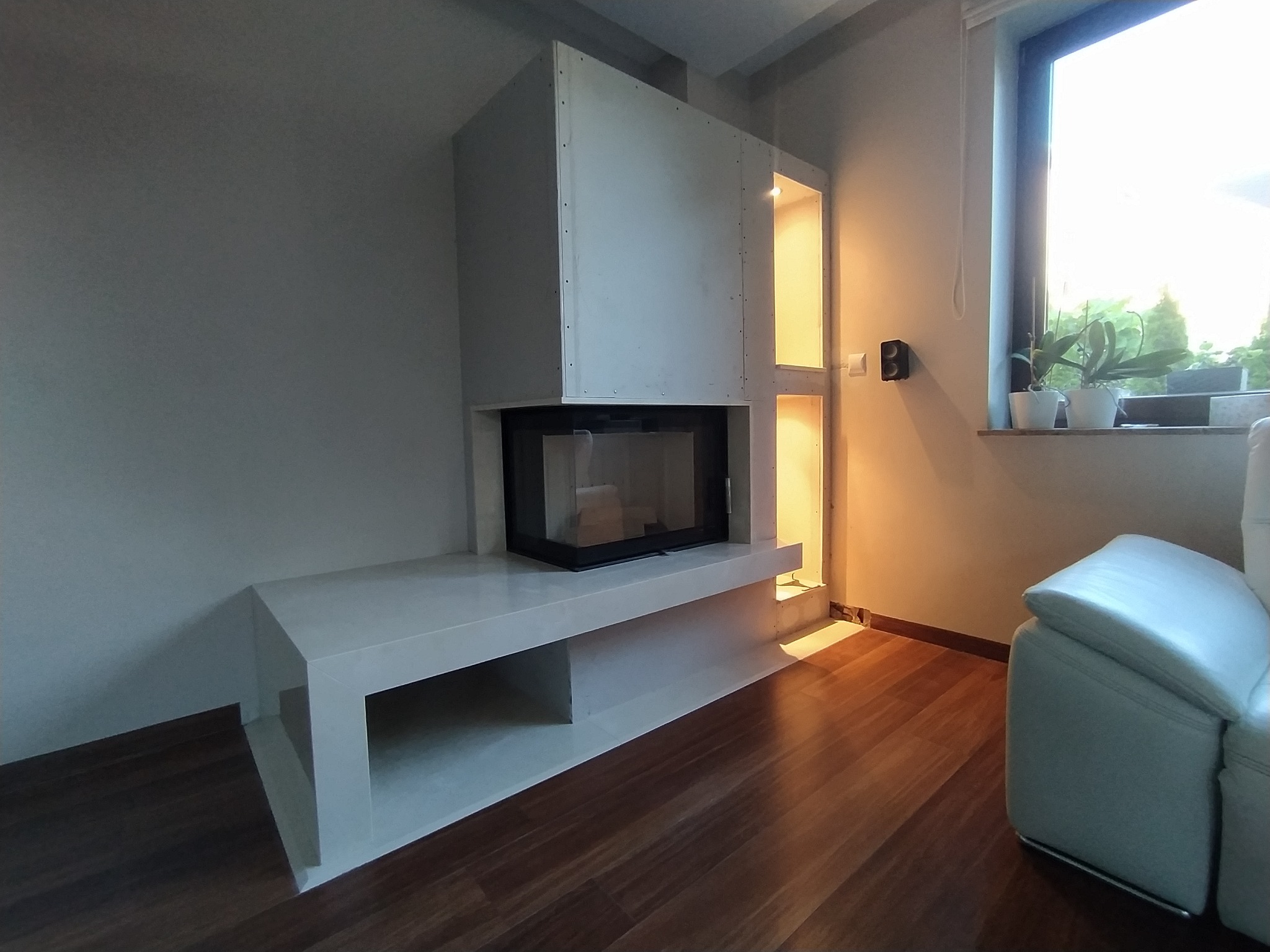 Kominek o budowany marmurem