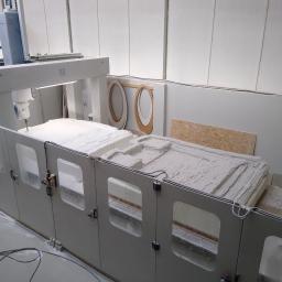 Orizontech - Frezarka CNC w Białymstoku w trakcie obróbki formy, widoczne elementy drewniane w tle, oświetlenie przemysłowe.