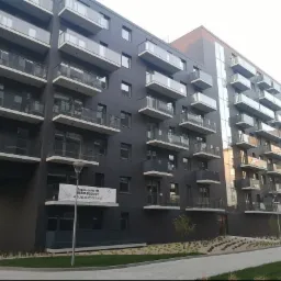 Mycie Balkonów szklanych i fasad ściennych. Kępa Mieszczańska - 420 szklanych Balkonów, jeszcze więcej okien, 8 pięter.