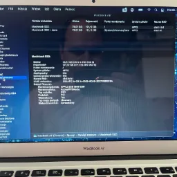 Ekran MacBook Air wyświetlający informacje o dysku SSD, w tym wolne miejsce, pojemność, system plików APFS i numer BSD, z otwartym menu 'Sprzęt' po lewej stronie.
