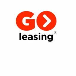 Logo firmy GO leasing z pomarańczowym napisem GO i czarnym napisem leasing na białym tle.