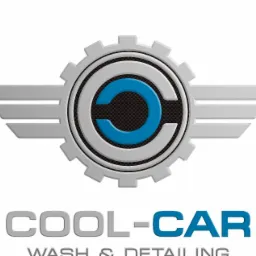 Logo firmy Cool-Car Wash &amp; Detailing: stylizowana litera C wewnątrz koła zębatego ze skrzydłami, szaro-niebieska kolorystyka, napis Wash &amp; Detailing pod nazwą firmy.