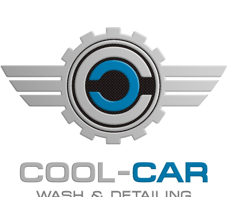 Logo firmy Cool-Car Wash & Detailing: stylizowana litera C wewnątrz koła zębatego ze skrzydłami, szaro-niebieska kolorystyka, napis Wash & Detailing pod nazwą firmy.