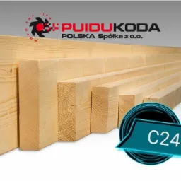 Ułożone kantówki drewniane o różnych przekrojach, oznaczone symbolem C24, z widocznym logo producenta 'Puidukoda Polska Spółka z o.o.' w górnej części kadru.