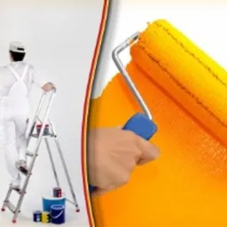 Mężczyzna w białym kombinezonie maluje ścianę na czerwono za pomocą wałka, stojąc na aluminiowej drabinie. Obok drabiny widoczne puszki z farbą. Po prawej stronie kadru zbliżenie na wałek malarski...