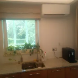 Idelanie wkomponowana jednostka w kuchni.