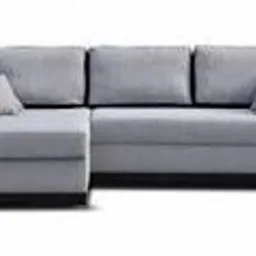 Szara sofa narożna z poduszkami, ciemne drewniane boki, widok z przodu na białym tle.