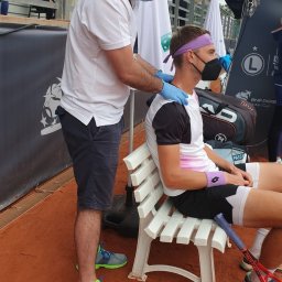 Pomoc fizjoterapeutyczna w trakcie meczu podczas turnieju tenisowego BNP PARIBAS POLISH CUP 2021