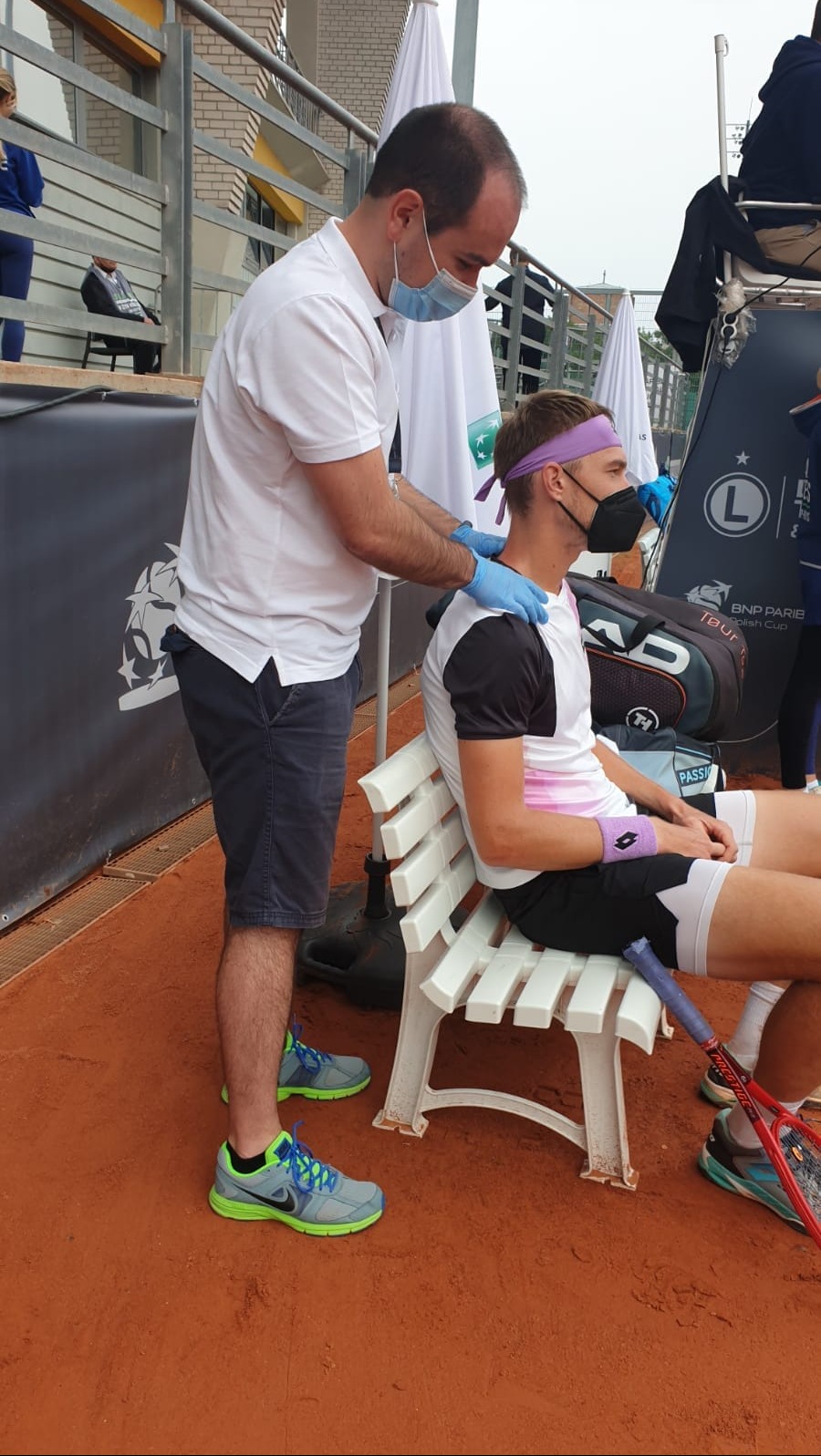 Pomoc fizjoterapeutyczna w trakcie meczu podczas turnieju tenisowego BNP PARIBAS POLISH CUP 2021
