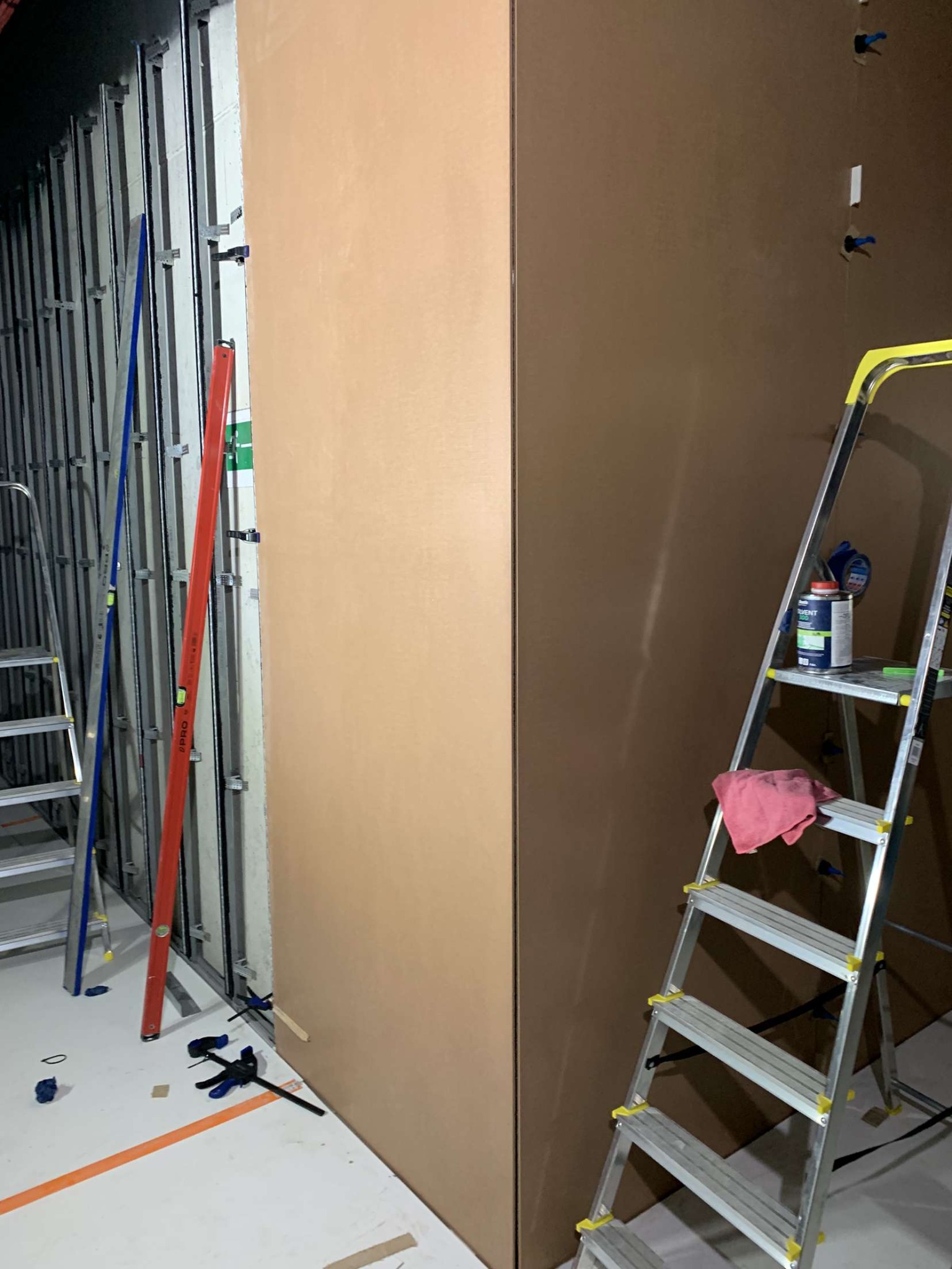 Montaż okladzin cembritowych na stalowym stelażu w formacie 120cm x 285cm