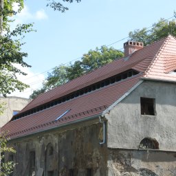 Remont dachu budynku dawnego browaru w Zespole Pałacowo-Parkowym w Bukowcu.